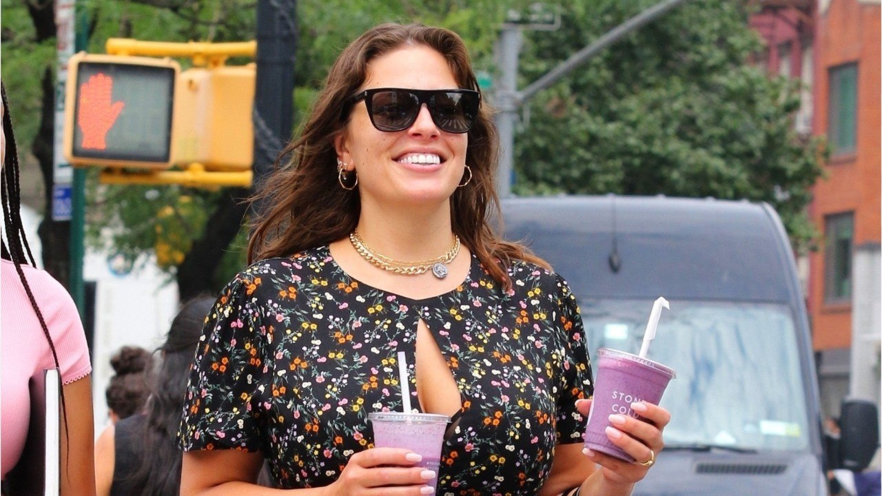 FEMME ACTUELLE - Le mannequin plus-size Ashley Graham annonce sa grossesse en robe ultra-moulante (et ça lui va bien!)