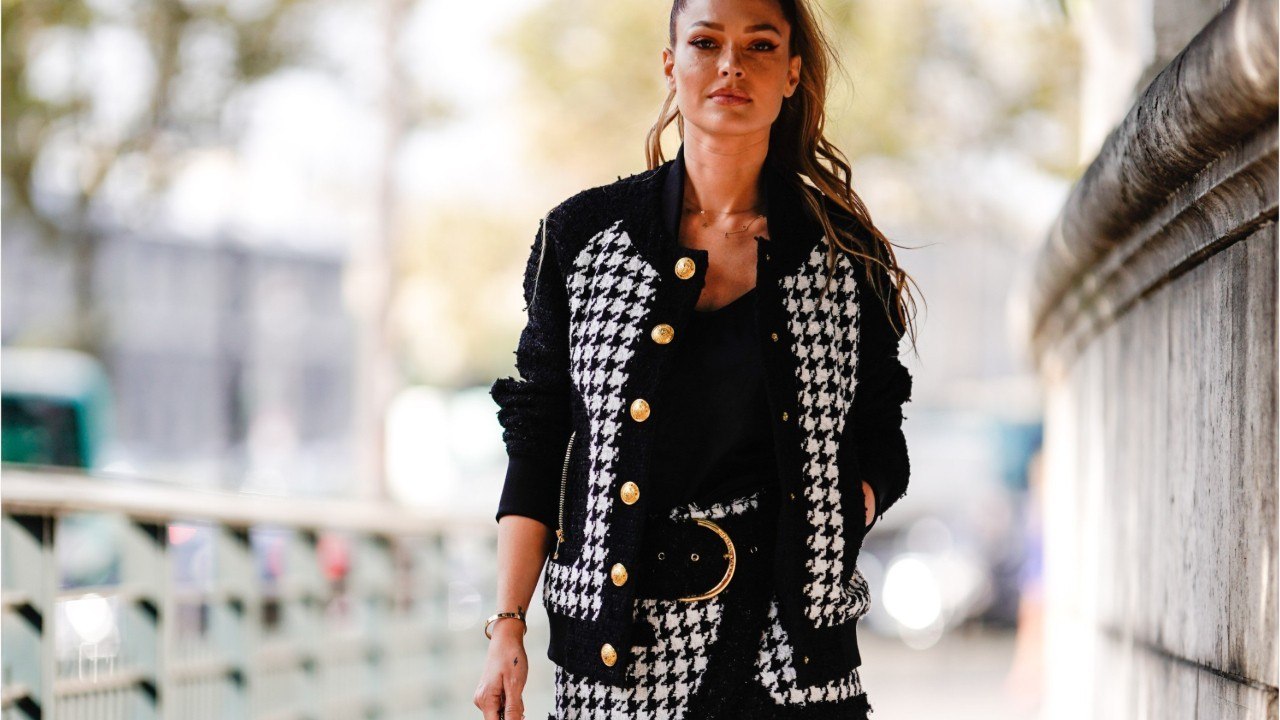 FEMME ACTUELLE- Caroline Receveur sexy : elle assume ses marques de bronzage dans un maillot de bain à l’imprimé tendance (et si on faisait comme elle ?)