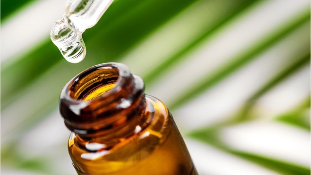 FEMME ACTUELLE - 5 huiles essentielles pour se débarrasser des pellicules