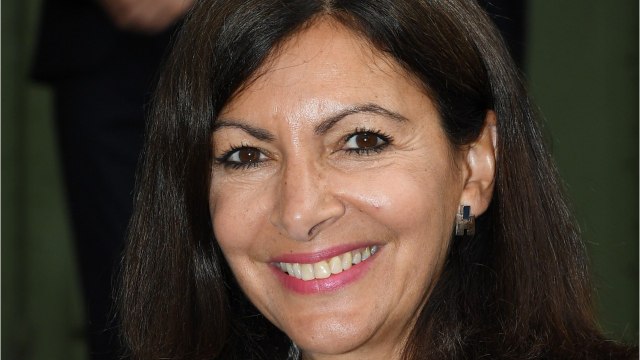 FEMME ACTUELLE - Anne Hidalgo : sa danse enivrée avec le Capitaine des pompiers de Paris !