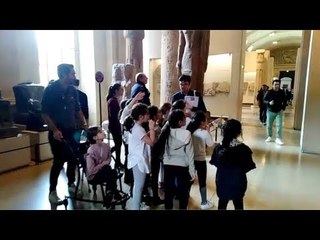 تلاميذ مدرسة فرنسية يتابعون قصة بناء الأهرامات في متحف اللوفر