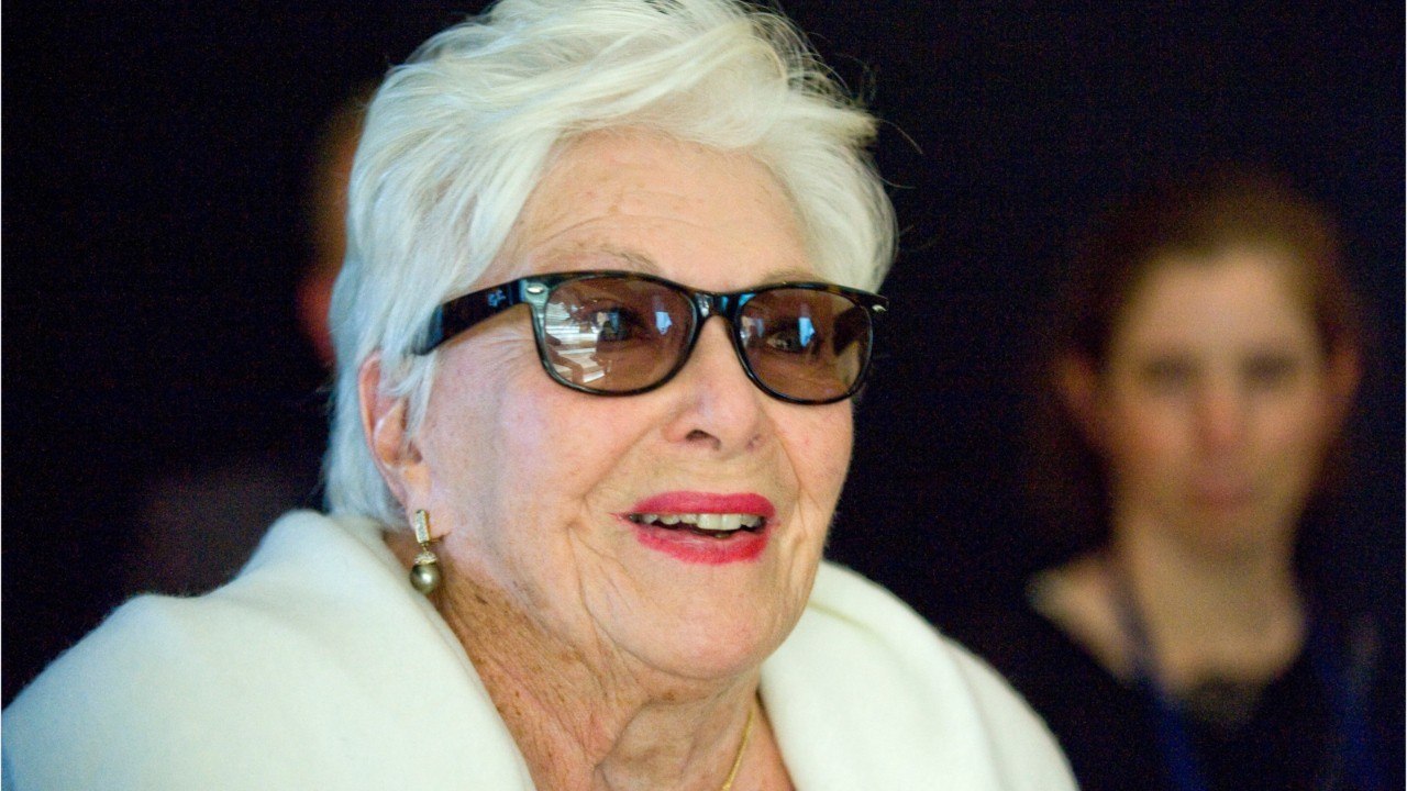 FEMME ACTUELLE - Line Renaud se dévoile au réveil, sans maquillage, en plein câlin avec son chien