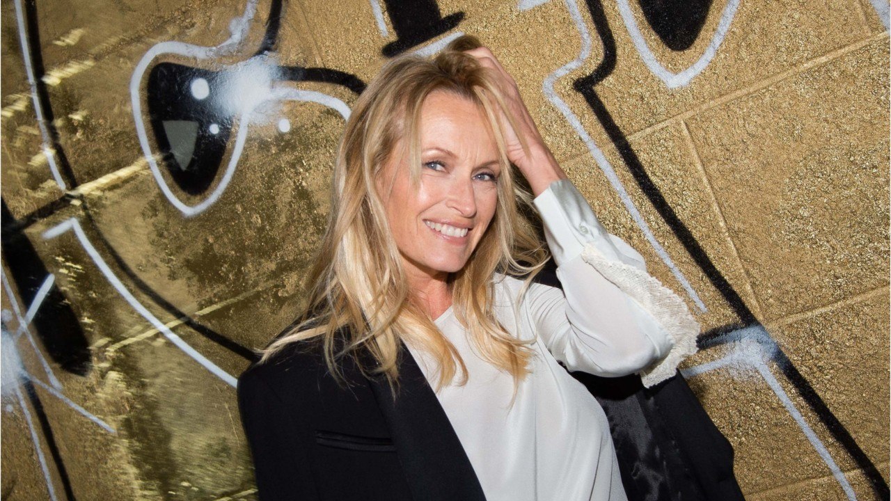 FEMME ACTUELLE - Estelle Lefébure topless dans les champs elle s'affiche 100% naturelle