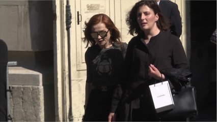 FEMME ACTUELLE - Isabelle Huppert ose à 66 ans la jupe tout en transparence !