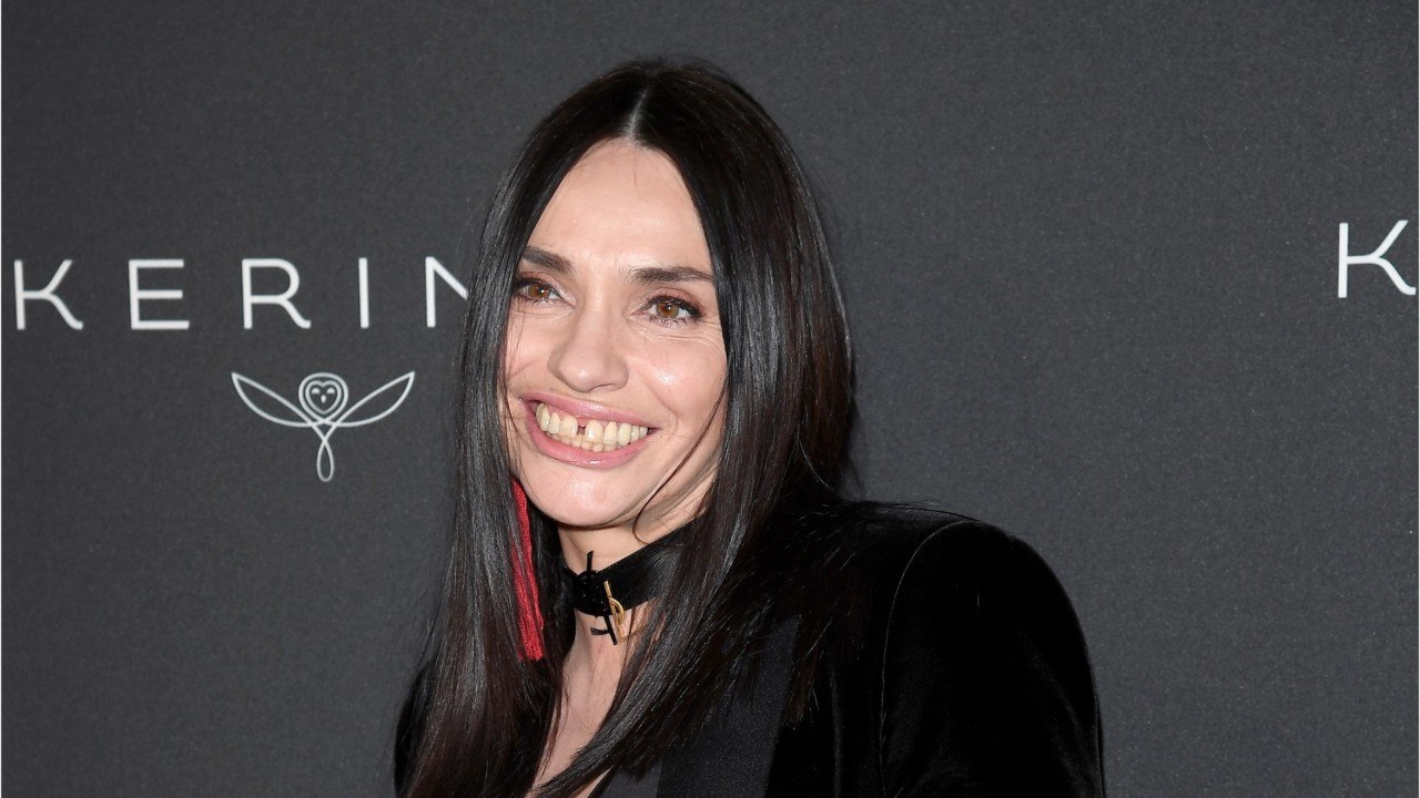 FEMME ACTUELLE - Béatrice Dalle pousse un coup de gueule contre la série "Dix pour cent" : "On est des femmes, pas des poupées en plastique"