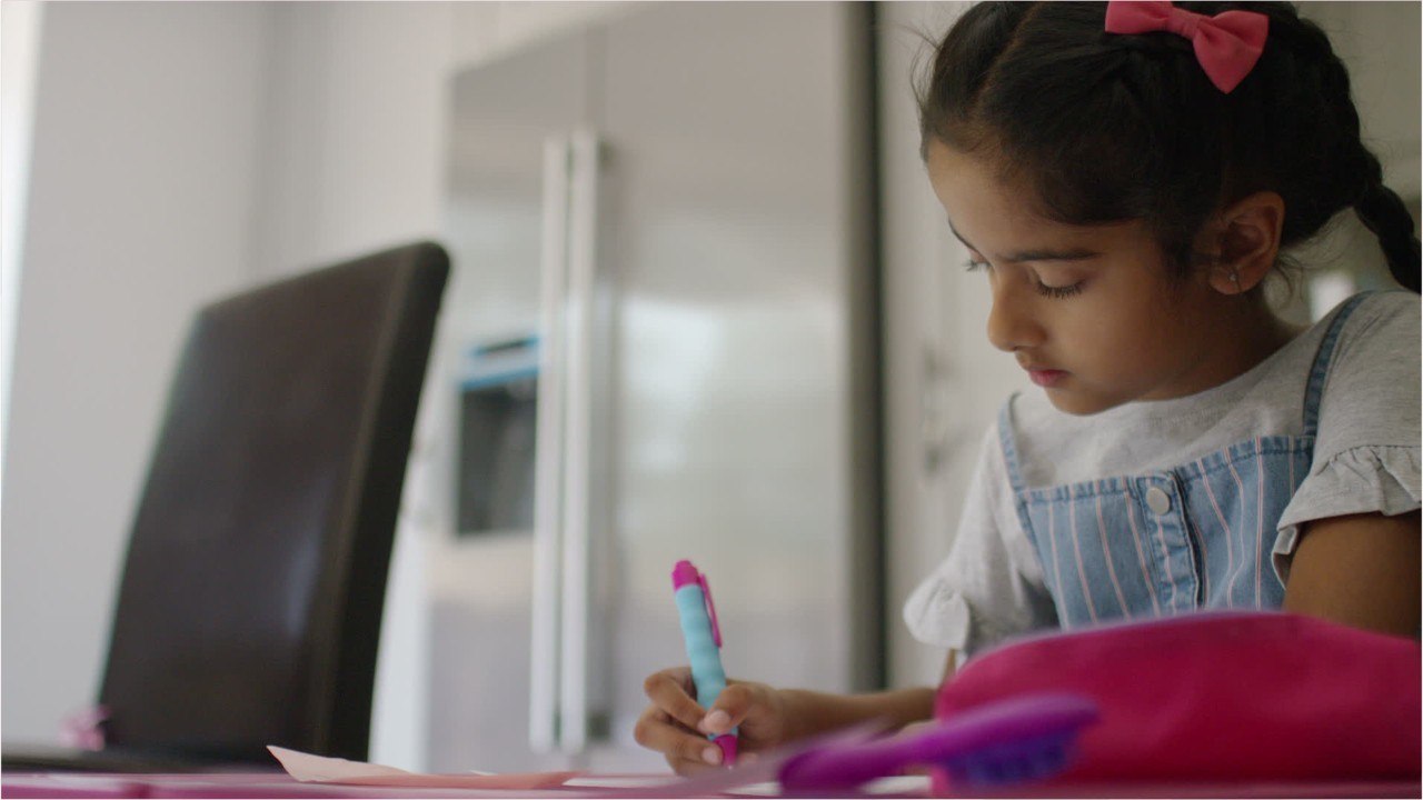 FEMME ACTUELLE - Doit-on continuer à donner des devoirs de vacances à nos enfants l’été ?