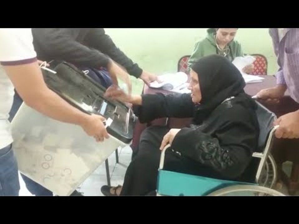 مسنة تدلي بصوتها في الاستفتاء: جيت عشان بحب السيسي