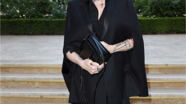 FEMME ACTUELLE - Béatrice Dalle Et Joey Starr Leur Baiser Brûlant En Une Des Inrocks