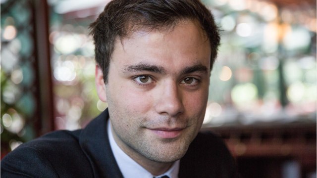 FEMME ACTUELLE - Charles Consigny dévoile son salaire dans On n'est pas couché : Ce n'est pas tant que ça hein ?