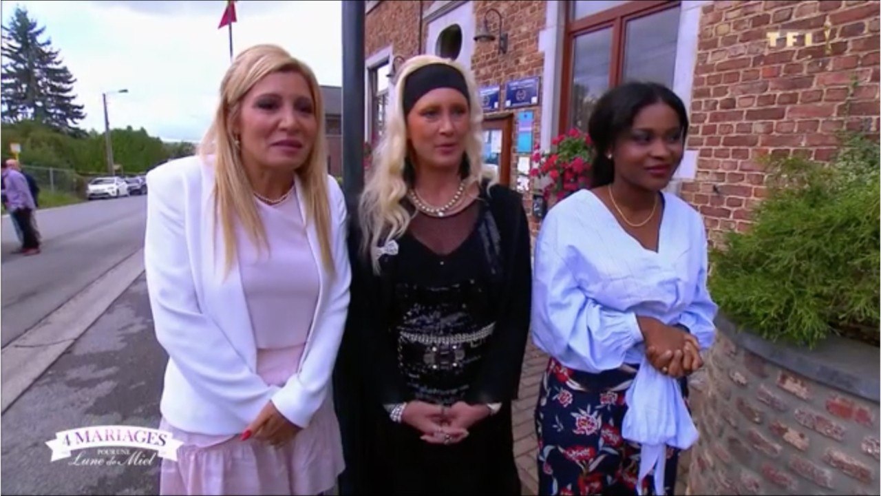 FEMME ACTUELLE - 4 mariages pour un lune de miel : l'entrée du mari en short et chemise à fleurs fait jaser les internautes