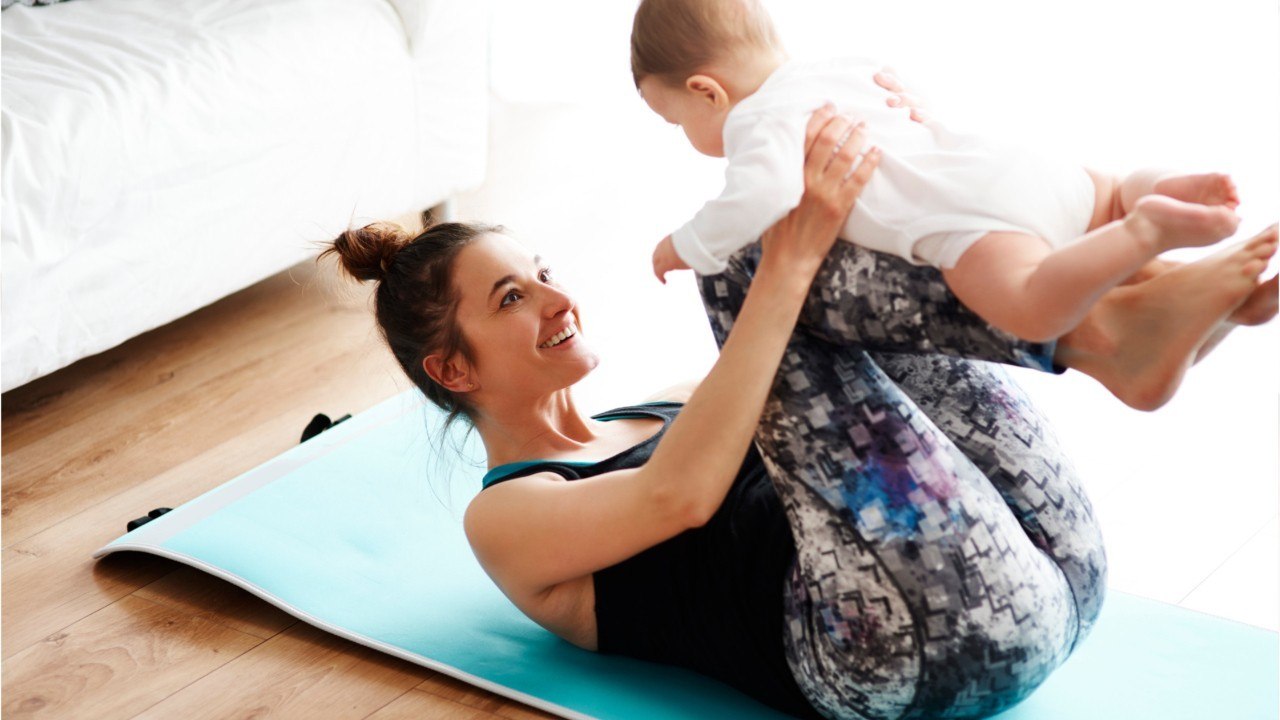 FEMME ACTUELLE - Kangatraining : faire du sport, après l'accouchement, avec son bébé !
