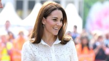 FEMME ACTUELLE - Kate Middleton : en jupe-culotte tendance et baskets blanches Superga, elle change radicalement de look (et elle est juste canon !)