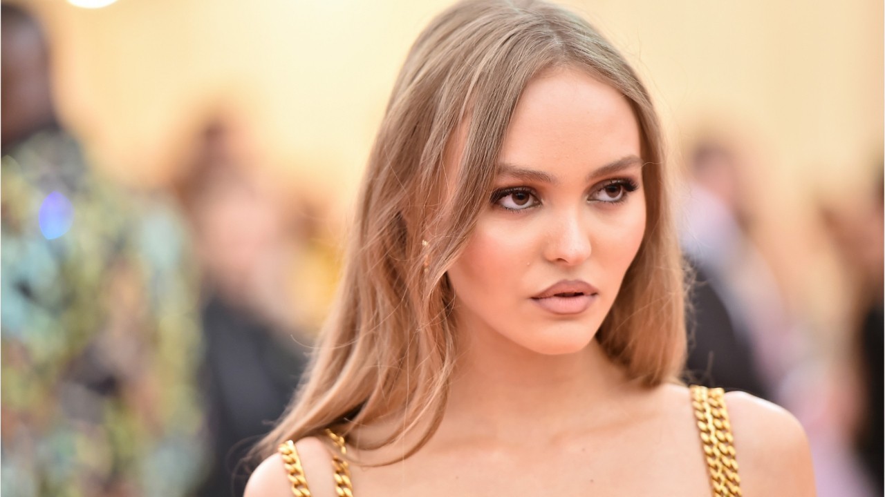 Fille De Vanessa Paradis Pub Dior Lily-Rose Depp : béret et cuissardes, elle est irrésistible en titi  parisien : Femme Actuelle Le MAG