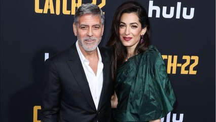 FEMME ACTUELLE - Amal Clooney, en mini (mini !) robe, elle est canon au bras de George !