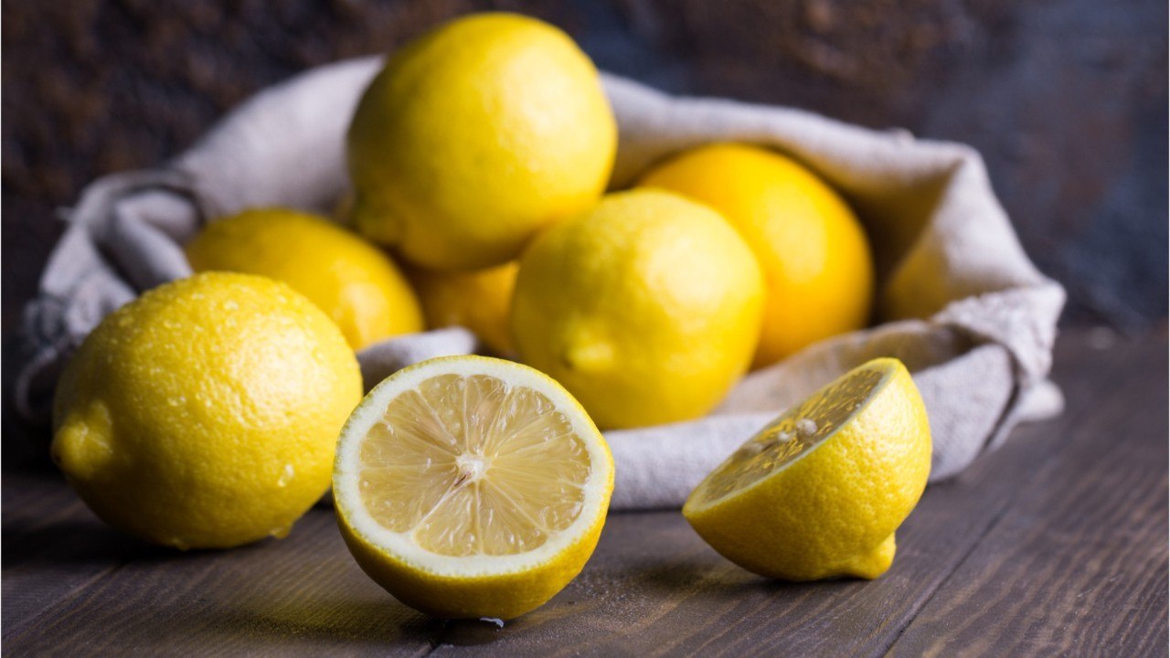 FEMME ACTUELLE - Eau citronnée : la super boisson qui booste notre métabolisme