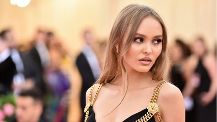 FEMME ACTUELLE - Lily-Rose Depp ultra-chic et envoûtante dans une robe moulante au décolleté ravageur !