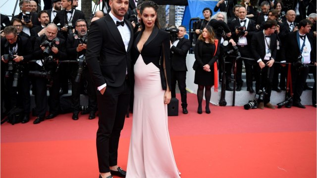 FEMME ACTUELLE - Nabilla prend la pose en chemise ouverte sans soutien-gorge