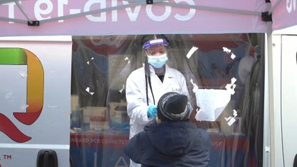 Ómicron multiplica los contagios en EEUU aunque ataca con menos severidad