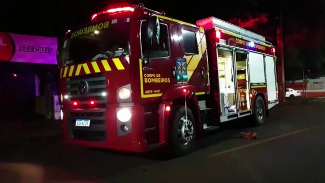 Árvore atinge fiação elétrica e cai sobre carro no Bairro Cancelli