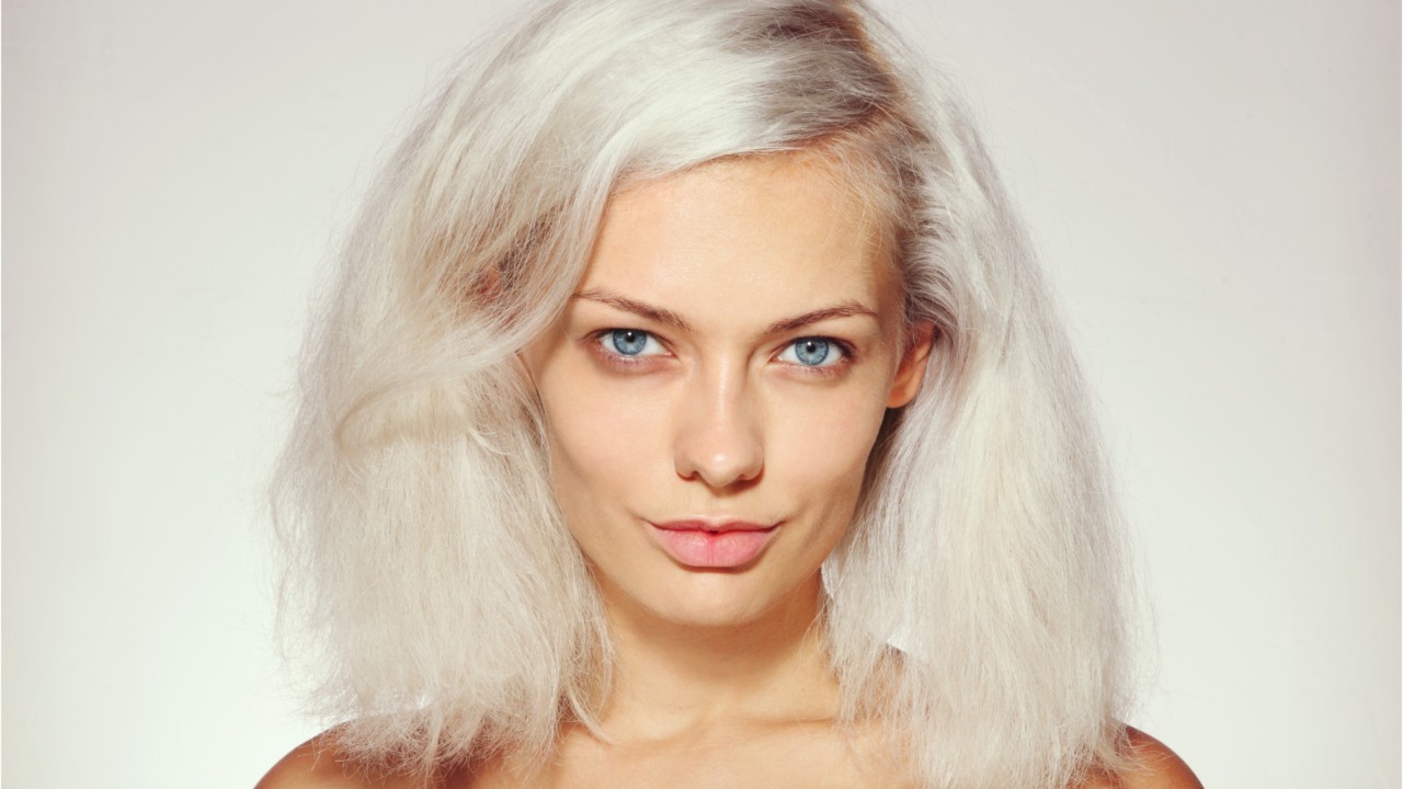 Arracher un cheveux blanc en fait-il vraiment repousser d'autres ? Une  dermatologue répond : Femme Actuelle Le MAG