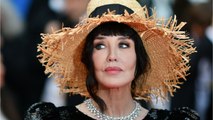 FEMME ACTUELLE - Festival de Cannes : Isabelle Adjani surprend avec un chapeau de paille sur le tapis rouge