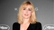 FEMME ACTUELLE - Julie Gayet : robe du soir ultra-décolletée et nouvelle coupe de cheveux, l’actrice joue les femmes fatales à Cannes