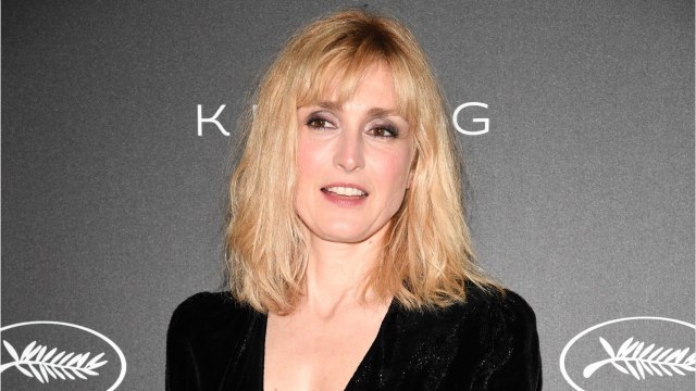 FEMME ACTUELLE - Julie Gayet : robe du soir ultra-décolletée et nouvelle coupe de cheveux, l’actrice joue les femmes fatales à Cannes