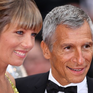 FEMME ACTUELLE - Nagui Et Son Épouse Mélanie Page S'échangent Un Tendre Baiser Sur Le Tapis Rouge Du Festival De Cannes