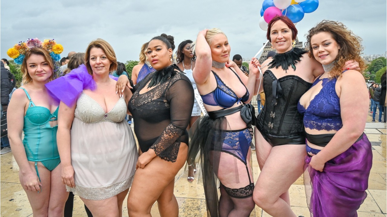 Photos - Body positive - En soutiens-gorge et porte-jarretelles, les rondes  défilent en petite tenue devant la tour Eiffel et assument leur corps :  Femme Actuelle Le MAG