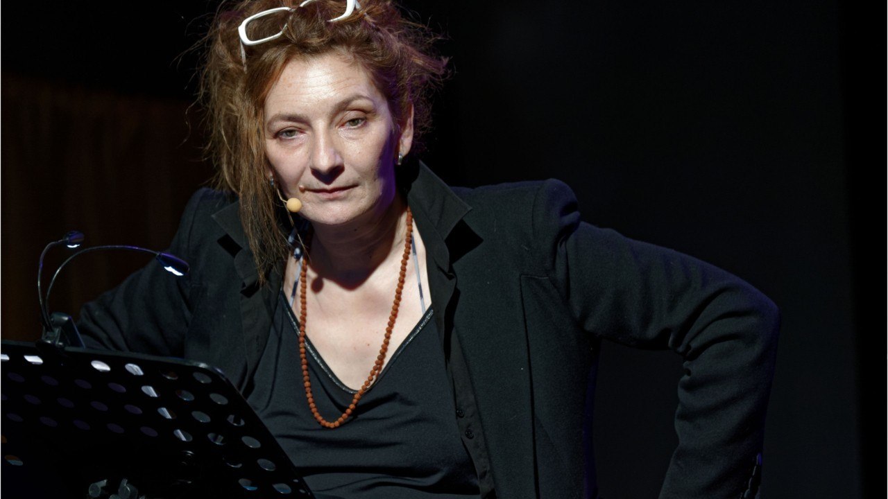 FEMME ACTUELLE - Corinne Masiero (Capitaine Marleau) refuse de répondre à un journaliste "pote avec Macron"