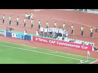 مصورو الكونفدرالية يرفضون تصوير لاعبي الزمالك ويضعون الكاميرات أرضا