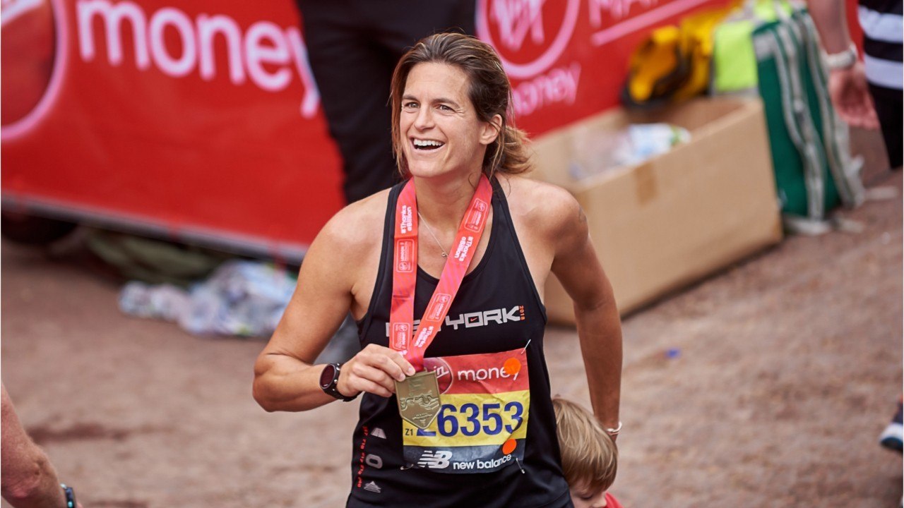 FEMME ACTUELLE - Trop craquant ! Amélie Mauresmo termine le marathon de Londres avec son fils de 3 ans