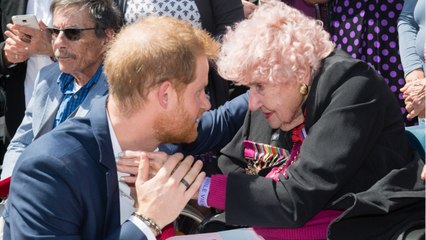 FEMME ACTUELLE - Le prince Harry en deuil : Daphne Dunne, sa plus grande fan, est morte