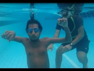 بطل سباحة يعوم على ظهره دون تحريك أطرافه