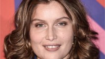 FEMME ACTUELLE - Laetitia Casta cède au total look jean très tendance et c’est waouh !