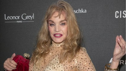 FEMME ACTUELLE - Arielle Dombasle fait le buzz dans une mini jupe à New York