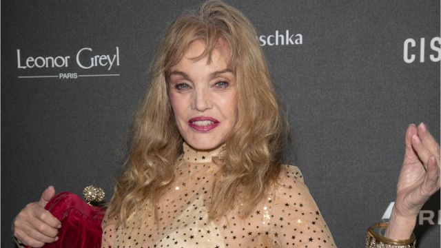 FEMME ACTUELLE - Arielle Dombasle fait le buzz dans une mini jupe à New York