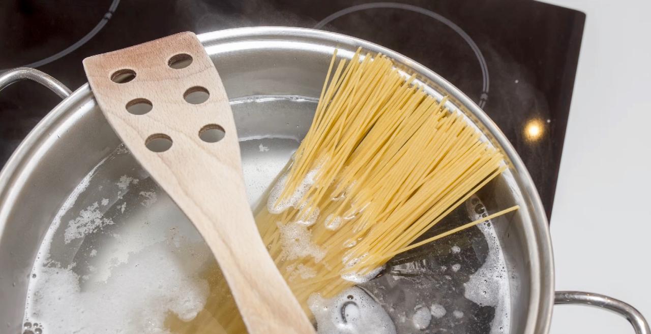 L'astuce géniale pour égoutter ses pâtes sans se brûler… ni en mettre à  côté ! : Femme Actuelle Le MAG