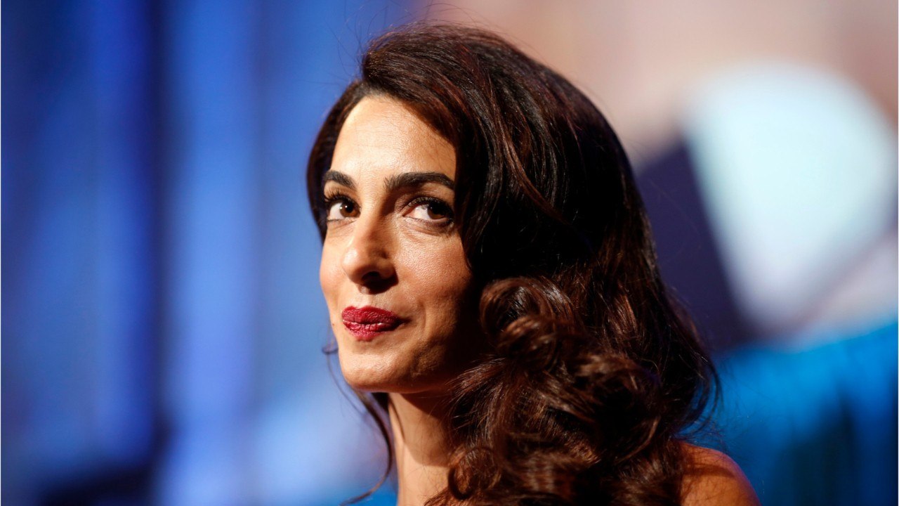 FEMME ACTUELLE - Amal Clooney à couper le souffle dans une robe bustier pour un dîner à Buckingham Palace