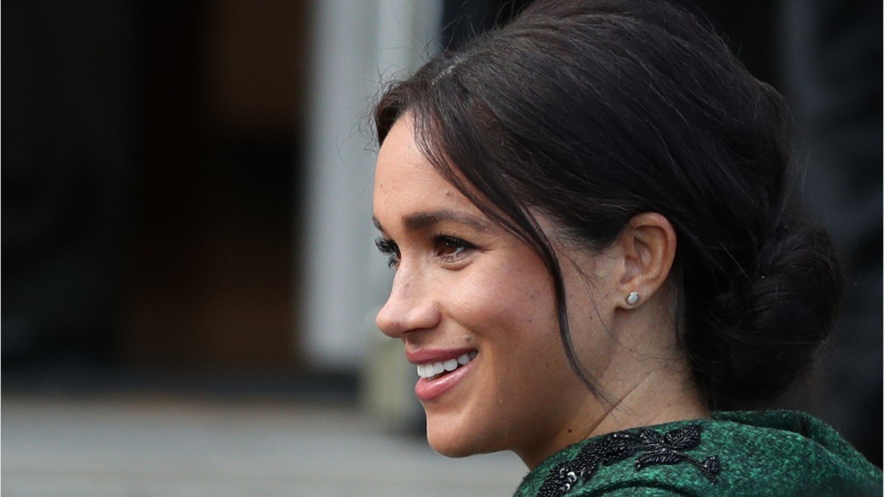 FEMME ACTUELLE - Mains sur le ventre en manteau vert comme Kate Middleton, Meghan Markle très enceinte fait sensation !