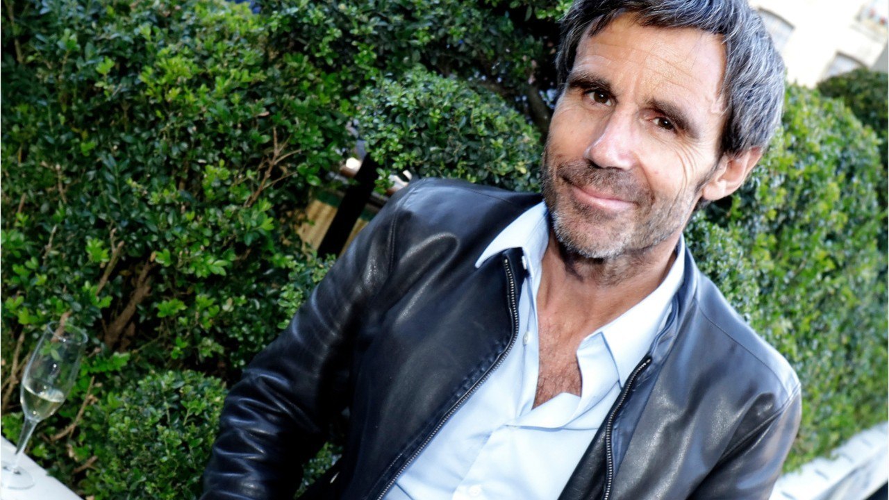 FEMME ACTUELLE - David Pujadas se prend pour Johnny Hallyday au mariage de Michel Houellebecq