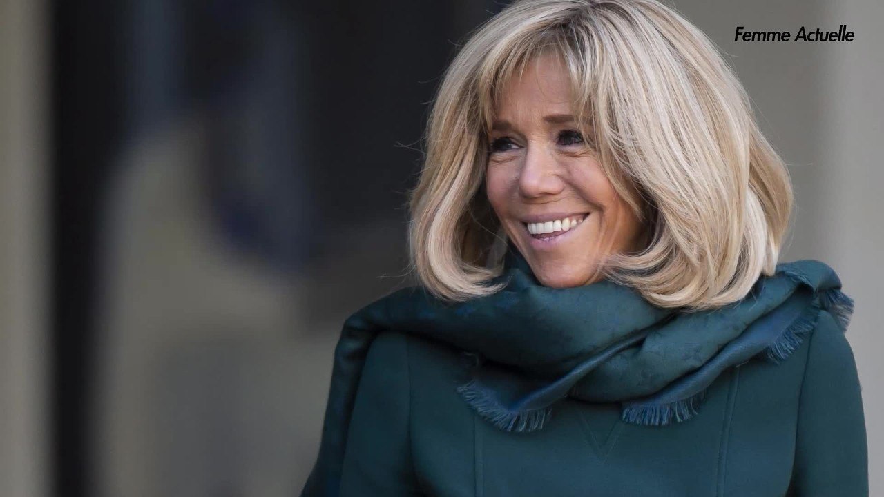 FEMME ACTUELLE - Brigitte Macron marque un retour stylé dans une robe (très) courte