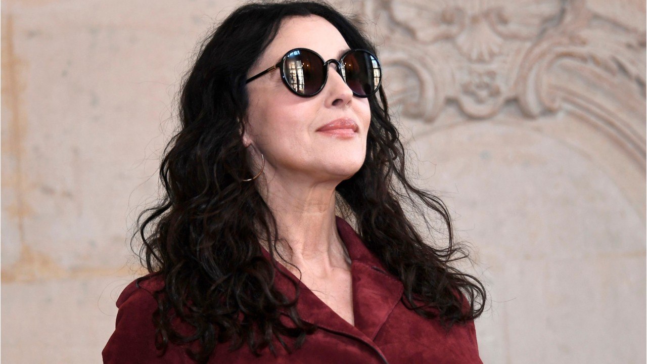 FEMME ACTUELLE - Monica Bellucci, chic et sexy dans un trench en cuir