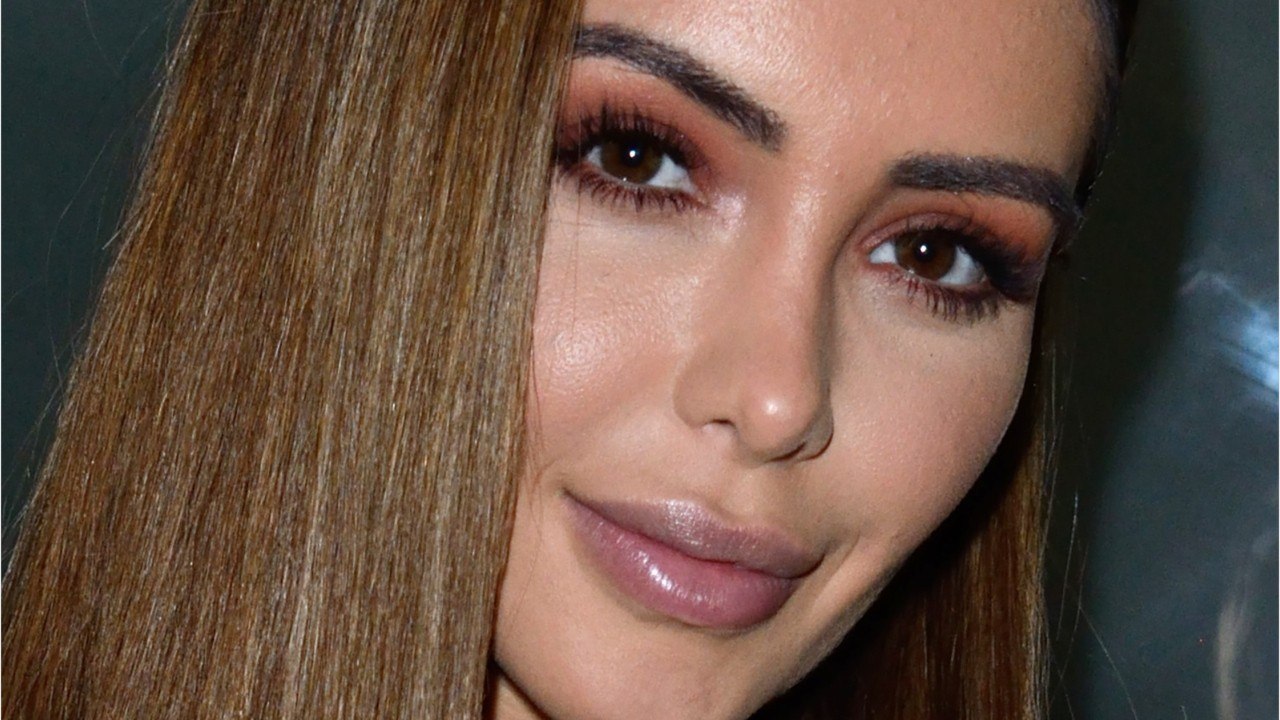 FEMME ACTUELLE - Nabilla en tenue mini et décolleté maxi : son look sexy chic pour la Saint-Valentin