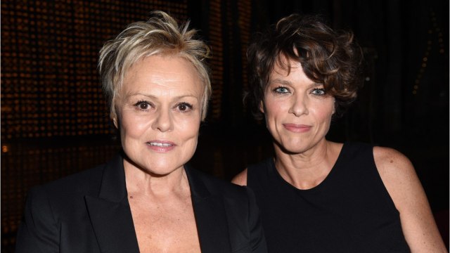 FEMME ACTUELLE - Muriel Robin, radieuse au bras de sa compagne Anne Le Nen, a reçu un prix prestigieux