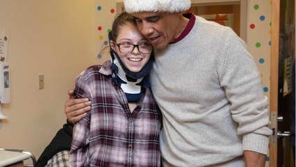 FEMME ACTUELLE  - Barack Obama déguisé en Père Noël pour la bonne cause