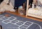 FEMME ACTUELLE DIY Vidéo : peindre une marelle sur un tapis de jeu pour enfant