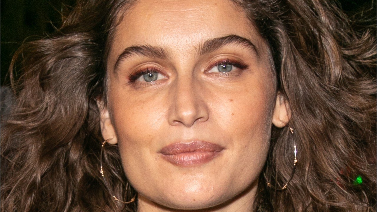 FEMME ACTUELLE Laetitia Casta quand son décolleté ultraplongeant enflamme la Toile... (Wow