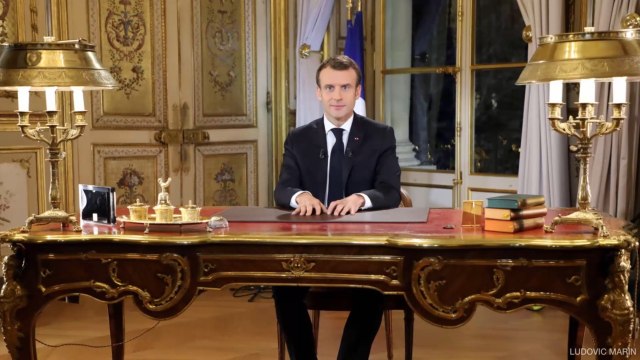 FEMME ACTUELLE - Mains sur la table, regard fixe… l'attitude d'Emmanuel Macron pendant son allocution moquée sur la Toile