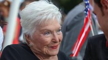 FEMME ACTUELLE - Line Renaud, 90 ans, a gardé une souplesse de jeune fille et époustoufle les internautes